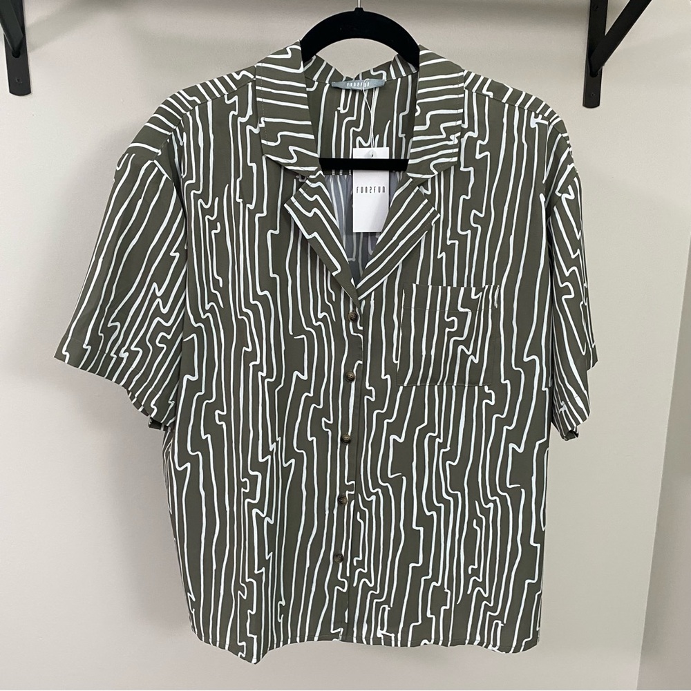 ⭐️ 2/$40 ⭐️ Funky Print Green and White Relaxed Fit Button Up